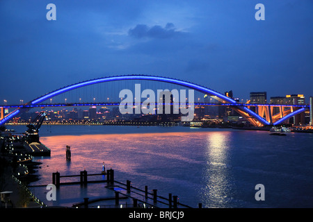 Le pont Lupu la nuit, Shanghai, Chine Banque D'Images