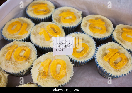 10e anniversaire cupcakes réalisés par des parents bénévoles de l'école à charte en 76200, Londres. Banque D'Images