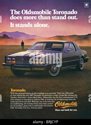 Annonce la couleur pour les voitures Oldsmobile GM dans le magazine de mode américain vers 1983 Banque D'Images