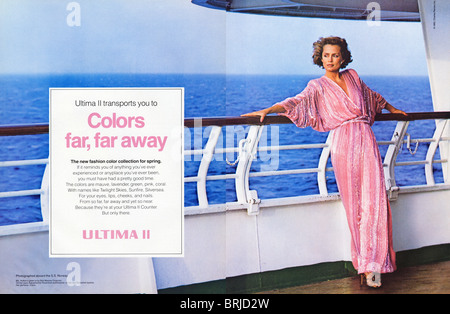 Double page couleur de publicité pour Ultima II avec Lauren Hutton dans le magazine de mode américain vers 1983 Banque D'Images