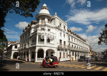 Queens Hotel Kandy est l'un des hôtels du patrimoine colonial de la Ceylan Hotels Group, situé à côté de Temple de la Dent Sacrée Banque D'Images