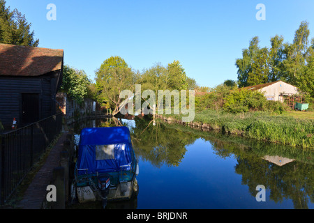 Une vue sur la rivière Stour et bateaux amarrés à Fordwich, près de Canterbury, Kent, UK. Avec Ciel Bleu reflété dans l'eau Banque D'Images