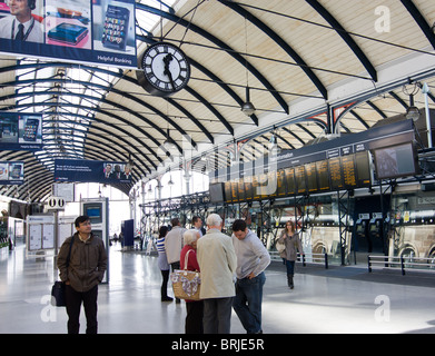 Voir l'intérieur de la station centrale de centre-ville de Newcastle, Angleterre du Nord-Est. Banque D'Images