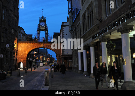 La célèbre old Victorian Eastgate Clock sur la muraille romaine de Chester city centre UK construit en 1897 Banque D'Images