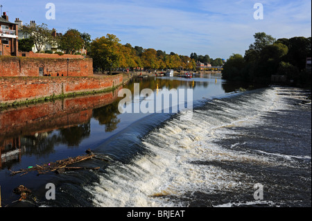 La rivière Dee qui traverse le centre de Chester UK Banque D'Images