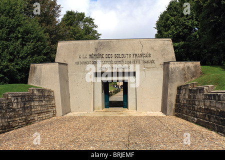 La Tranchée des Bayonettes, est un mémorial contenant les restes de soldats tués au combat pendant la PREMIÈRE GUERRE MONDIALE, Verdun, France. Banque D'Images