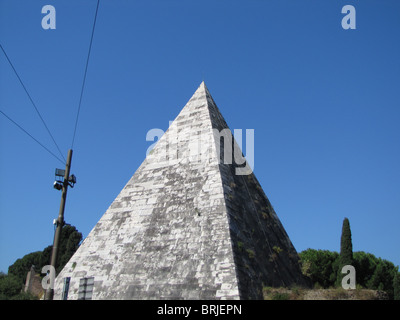 Italie, Rome, la pyramide de Caio Ponte Cestio Banque D'Images