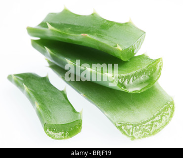 Morceaux de l'aloe vera. Isolé sur un fond blanc. Banque D'Images