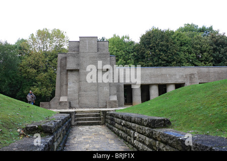 La Tranchée des Bayonettes, est un mémorial contenant les restes de soldats tués au combat pendant la PREMIÈRE GUERRE MONDIALE, Verdun, France. Banque D'Images