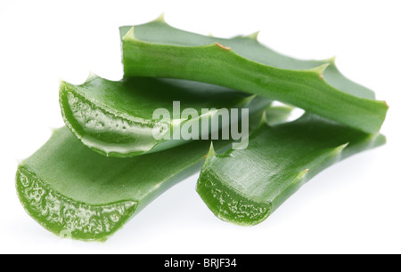 Morceaux de l'aloe vera. Isolé sur un fond blanc. Banque D'Images