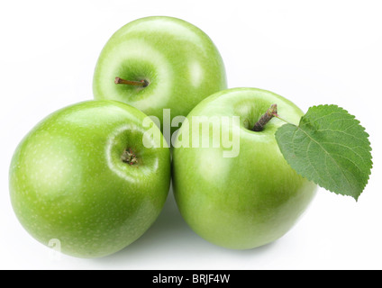 Trois pommes vertes mûres isolé sur fond blanc. Banque D'Images