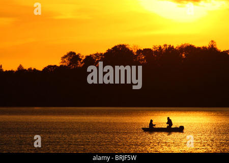 Deux pêcheurs au coucher du soleil, le lac Saadjärv. L'Estonie, de l'automne. Banque D'Images