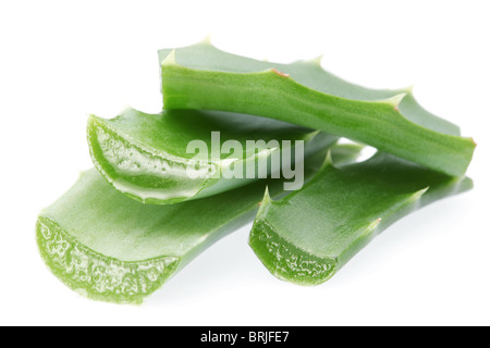 Morceaux de l'aloe vera. Isolé sur un fond blanc. Banque D'Images