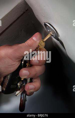 Un verrouillage mâle avec une clé de porte avant Banque D'Images