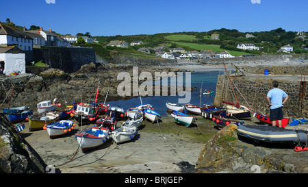 Bateaux de pêche dans le port, mored Coverack, Cornwall, Angleterre Banque D'Images