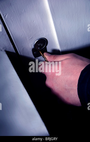 Un verrouillage mâle avec une clé de porte avant Banque D'Images