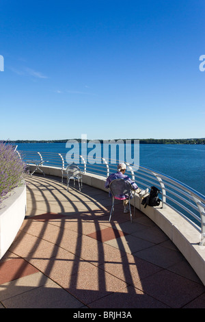 Femme sur la terrasse du toit de la Communauté et Monona Terrace Convention Center, Madison, Wisconsin, USA Banque D'Images