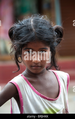 Les jeunes Indiens pauvres mendiant rue fille. L'Inde Banque D'Images