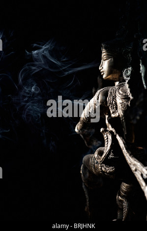 Statue du dieu Shiva dansant, Nataraja avec de la fumée d'encens sur fond noir avec un filtre de dérivation de l'eau de javel. L'Inde Banque D'Images