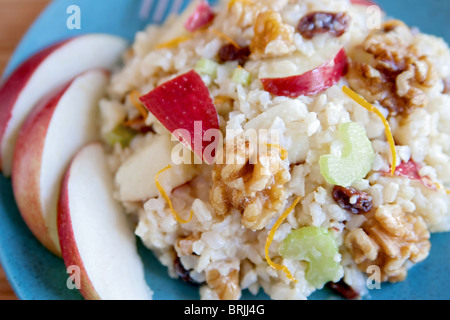 Une assiette de salade de noix apple (similaires à salade Waldorf sans mayo) sur une plaque bleue avec des tranches Banque D'Images