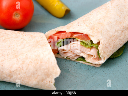 Une coupe de la Turquie, tomate et laitue sandwich wrap Banque D'Images