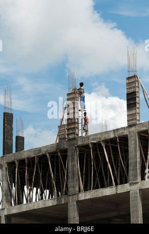 Appartements en béton qui construisent des Indiens. Puttaparthi, Andhra Pradesh, Inde Banque D'Images