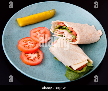 Une coupe de la Turquie, tomate et laitue sandwich wrap Banque D'Images