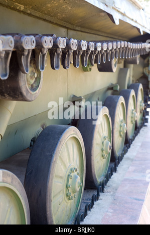Caterpillar de véhicule de combat d'infanterie russe, closeup shot, roues en perspective Banque D'Images