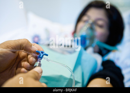 Médecin du patient réglage Perfusion IV, cropped Banque D'Images