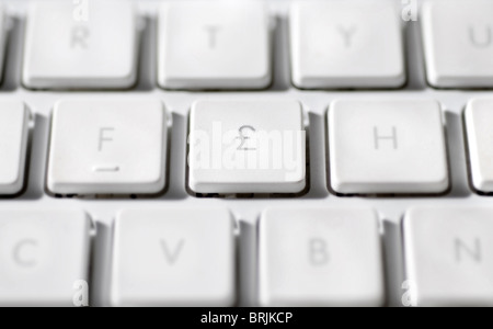 Great Britain Pound symbol on laptop computer keyboard Banque D'Images