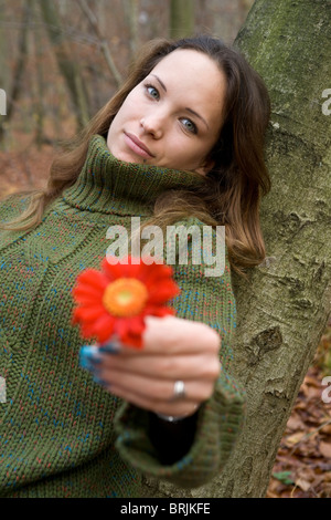Femme tenant une fleur Banque D'Images