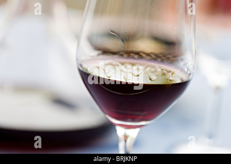 Larmes de vin sur verre de vin rouge Banque D'Images