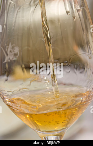 Verser le verre de vin blanc Banque D'Images