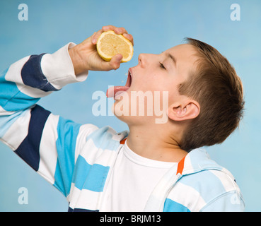 Boy Eating Lemon Banque D'Images