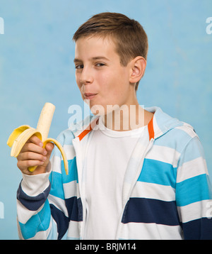 Boy Eating Banana Banque D'Images