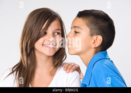 Girl and Boy Kissing Banque D'Images