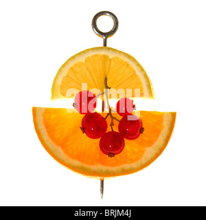 Orange, citron, et groseilles rouges sur brochette Banque D'Images