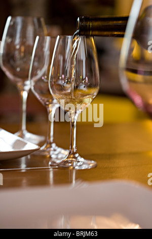 Verser verres de vin blanc Banque D'Images