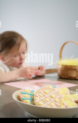 Petite fille de Pâques Cuisson Cookies Banque D'Images