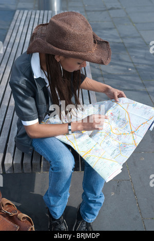 Woman Looking at Map Banque D'Images