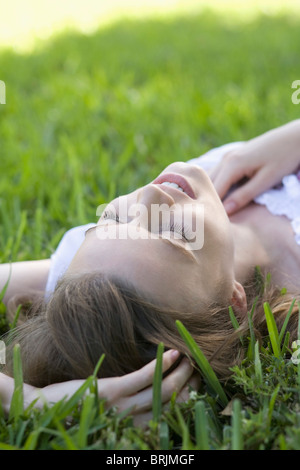 Teenage Girl Lying in Grass Banque D'Images