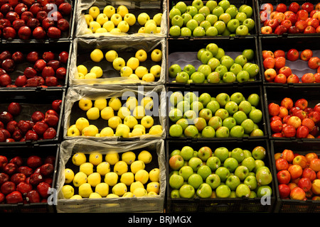 Pommes dans un supermarché Banque D'Images