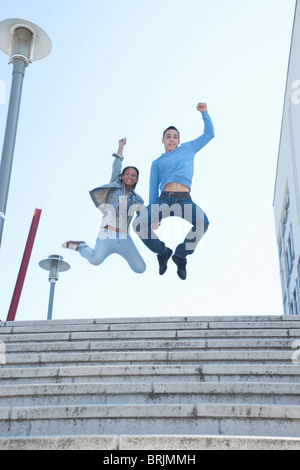 Couple Jumping dans l'air Banque D'Images