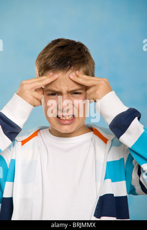 Boy Touching Forehead Banque D'Images