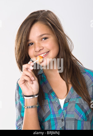 Girl Eating a Lollipop Banque D'Images