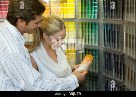 Couple looking at color swatches in store Banque D'Images