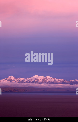 La Cordillère Real dans les Andes du Lac Titicaca, au crépuscule, en Bolivie Banque D'Images