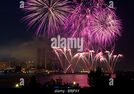 D'artifice sur la rivière Detroit pour célébrer la fête nationale du Canada et USA. Banque D'Images