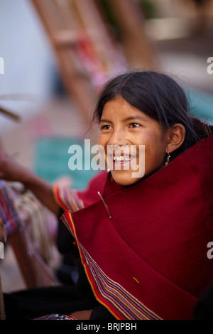 Une fille lors d'une école de tissage en Sucre, Bolivie Banque D'Images