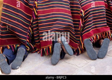 Pieds de garçons dans un école de tissage en Sucre, Bolivie Banque D'Images